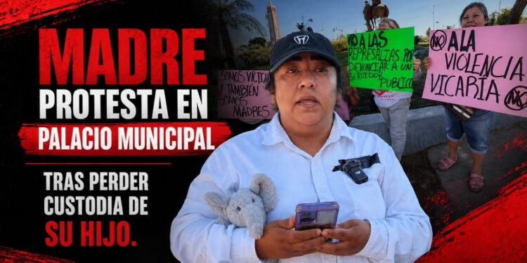 Madre protesta en Palacio Municipal tras perder custodia de su hijo; señala irregularidades en proceso judicial