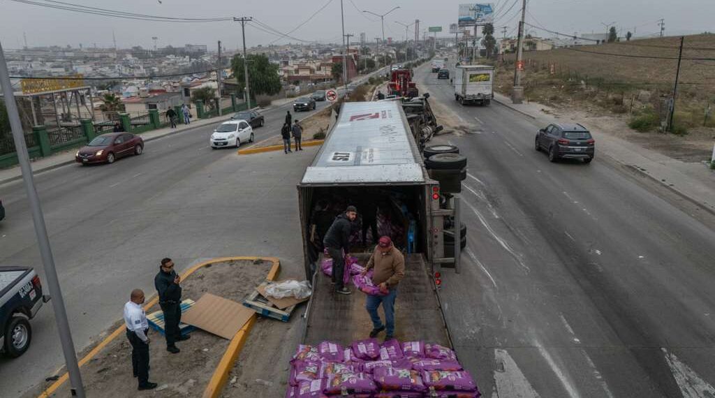 Vuelca tráiler cargado con croquetas para gato en la entrada de Santa Fe