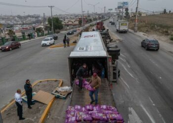 Vuelca tráiler cargado con croquetas para gato en la entrada de Santa Fe