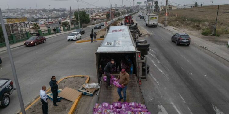 Vuelca tráiler cargado con croquetas para gato en la entrada de Santa Fe