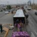 Vuelca tráiler cargado con croquetas para gato en la entrada de Santa Fe