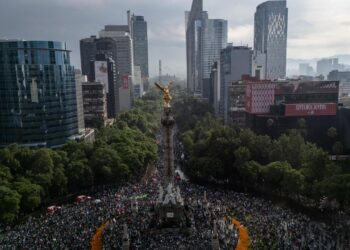 Familias y aficionados festejan triunfo de México en el arranque del Mundial 2026 en el Angel de la Independencia.