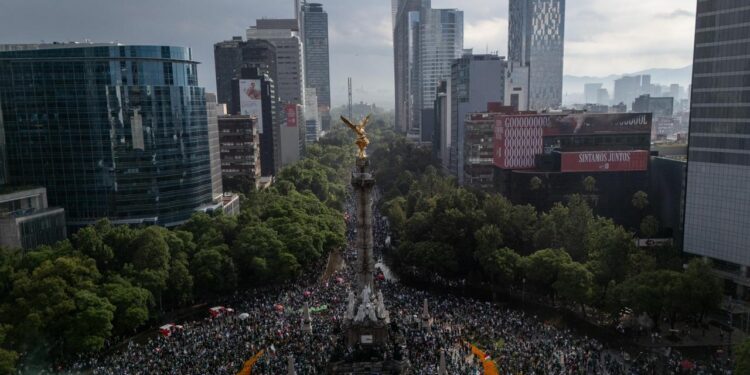 Familias y aficionados festejan triunfo de México en el arranque del Mundial 2026 en el Angel de la Independencia.