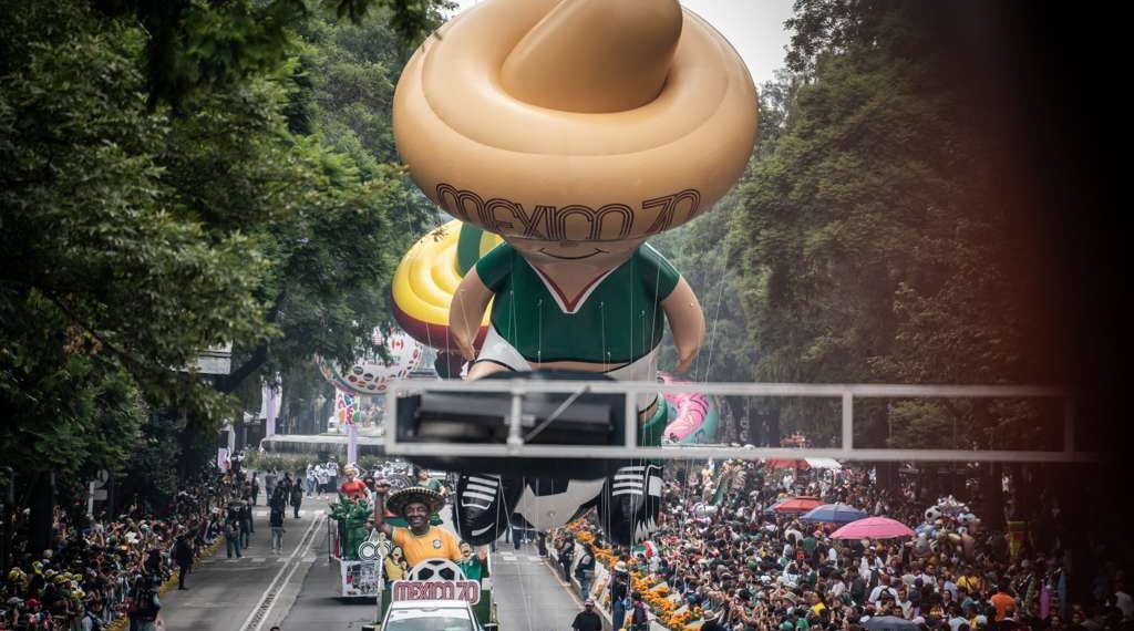 Desfile Mundialista llena Paseo de la Reforma.