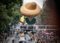 Desfile Mundialista llena Paseo de la Reforma.