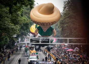 Desfile Mundialista llena Paseo de la Reforma.