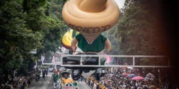 Desfile Mundialista llena Paseo de la Reforma.