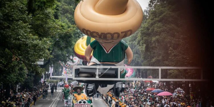 Desfile Mundialista llena Paseo de la Reforma.