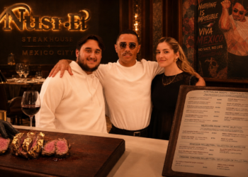 Hijo de AMLO presume su visita a la inauguración de un lujoso restaurante donde sirven filetes de res bañados en oro por más de 4 mil pesos