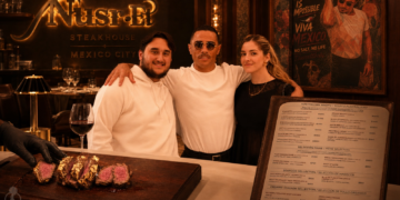 Hijo de AMLO presume su visita a la inauguración de un lujoso restaurante donde sirven filetes de res bañados en oro por más de 4 mil pesos