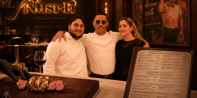 Hijo de AMLO presume su visita a la inauguración de un lujoso restaurante donde sirven filetes de res bañados en oro por más de 4 mil pesos