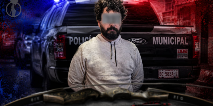 Municipales detienen a hombre que lanzaba flechas con un arco en Playas de Tijuana