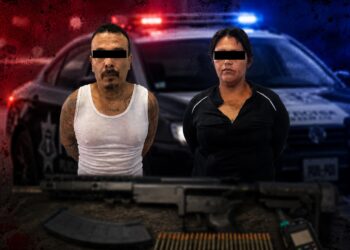 Detienen a pareja con fusil; uno afirmó trabajar para un cartel
