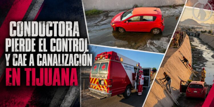 Conductora pierde el control y cae a canalización en Tijuana