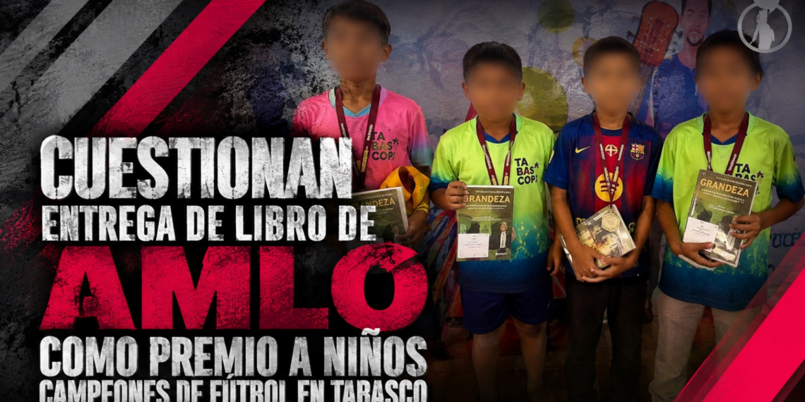 Cuestionan entrega de libro de AMLO como premio a niños campeones de fútbol en Tabasco
