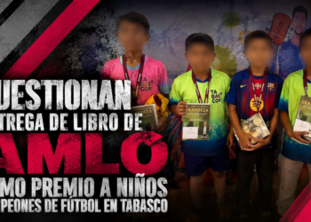 Cuestionan entrega de libro de AMLO como premio a niños campeones de fútbol en Tabasco