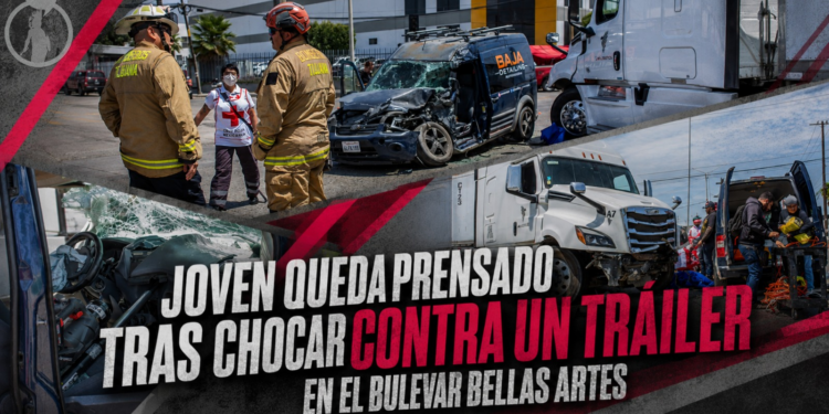Joven queda prensado tras chocar contra un tráiler en el bulevar Bellas Artes
