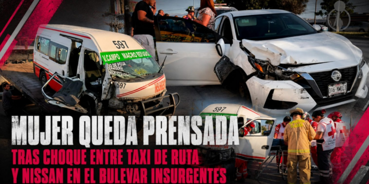 Mujer queda prensada tras choque entre taxi de ruta y Nissan en el bulevar Insurgentes