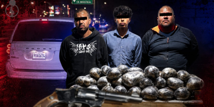 Municipales atoran a tres hombres con un revólver y 101 kilos de presunta heroína