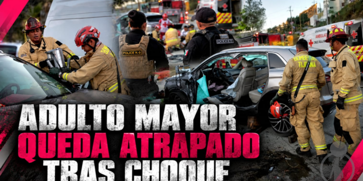 Adulto mayor queda atrapado tras aparatoso choque en el bulevar Salvador Rosas Magallón