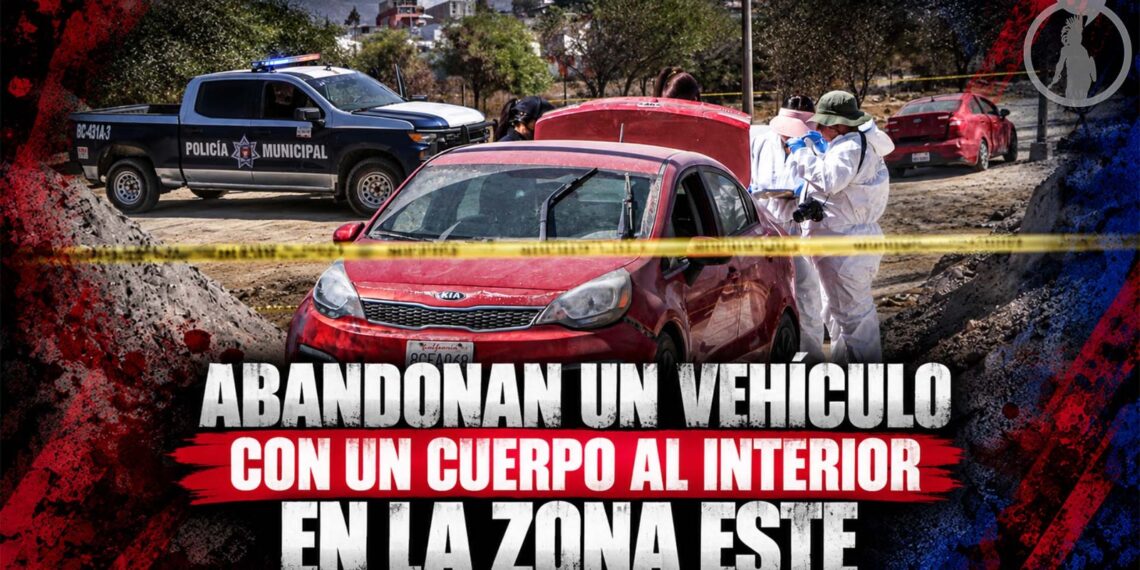 Abandonan un vehículo con un cuerpo al interior en la Zona Este; el auto tenía reporte de robo