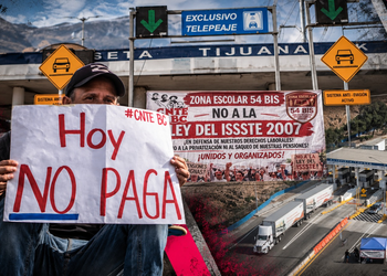 Maestros de la CNTE vuelven a tomar caseta Tijuana-Tecate; siguen sin recibir pago interinos