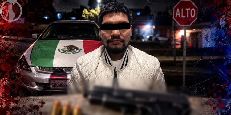 Muy mexicano: llevaba la bandera en el cofre y una pistola en el vehículo