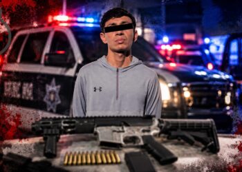 Municipales de Tijuana atoran a integrante de un cártel; traía un fusil