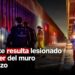 Migrante resulta lesionado tras caer del muro fronterizo