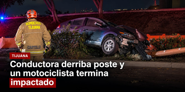 Accidente en Vía Rápida Oriente: conductora derriba poste y un motociclista termina impactado