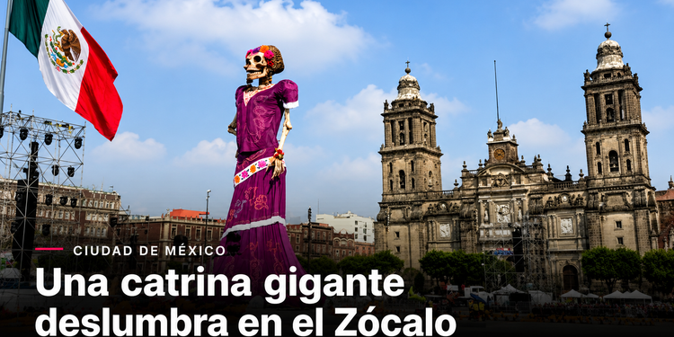 Una catrina gigante deslumbra en el Zócalo
