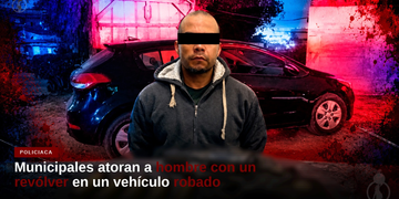 Municipales atoran a hombre con un revólver en un vehículo robado