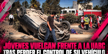 Jóvenes vuelcan frente a la UABC tras perder el control de su vehículo